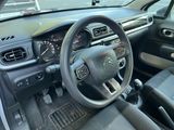 l'intérieur d'une voiture avec un volant, un tableau de bord et une planche de bord
