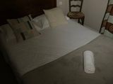 un lit recouvert d'une couverture dans une chambre