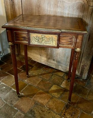 une petite table en bois surmontée d'un tiroir