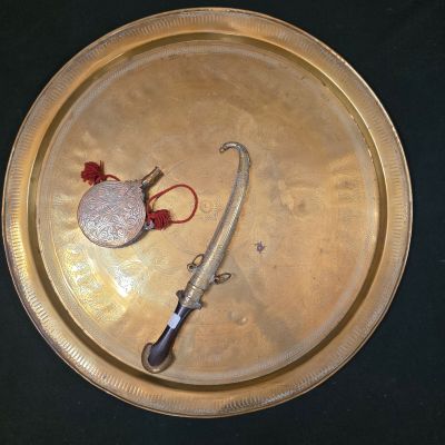 une assiette en or sur laquelle sont représentés un couteau et un cœur