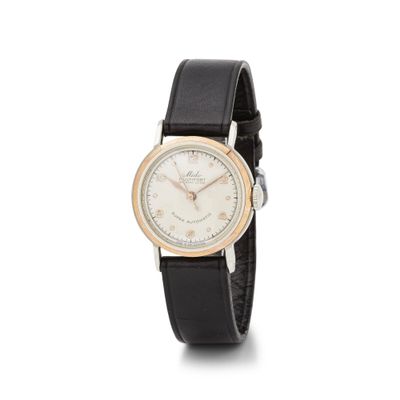 gros plan d'une montre sur fond blanc avec un bracelet noir