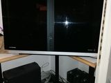 une photo d'un téléviseur à écran plat posé sur un bureau