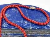 collier composé de perles de corail rouge et muni d'un fermoir en argent