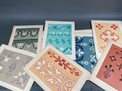 de nombreuses cartes aux motifs variés, disposées sur un fond bleu