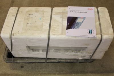 une pile de cartons posée sur un chariot au sol