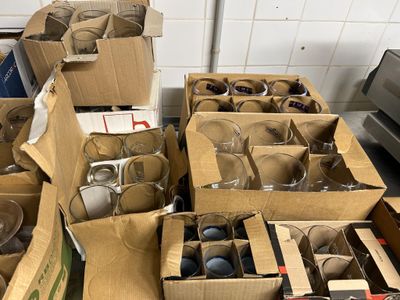 Lot de verres de bar, certains dans leur carton. - Photo 1