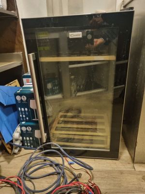 une porte vitrée posée à même le sol