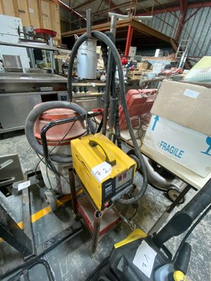 une machine posée à même le sol dans un entrepôt