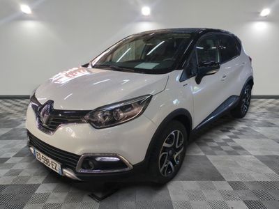 la voiture blanche est garée dans le garage sur un sol en damier