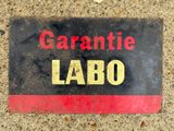 the sign is on the sidewalk that says garantie labo