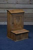 Meuble de sacristie en merisier ouvrant par deux abattants e…