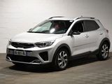 le SUV blanc est garé dans une pièce au sol en damier