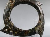 sculpture représentant un poisson posée sur un socle, avec un miroir en arrière-plan