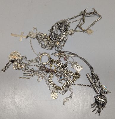un tas de bijoux en argent posés sur une table