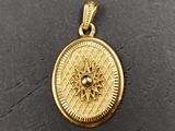 un petit cadenas en or orné d'un diamant au centre