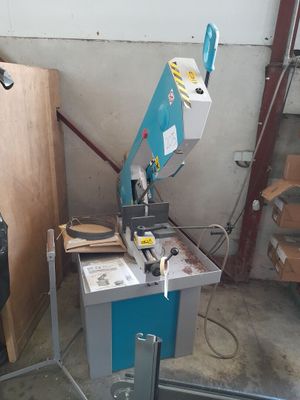 a machine that is sitting on a table in a garage