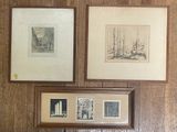 trois tableaux encadrés accrochés au mur au-dessus d'une cheminée