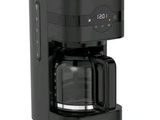 La cafetière est noire et contient une carafe en verre.
