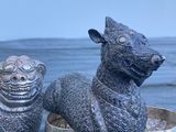 deux statues d'animaux posées sur une table