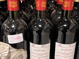 plusieurs bouteilles de vin rouge sont alignées sur un comptoir