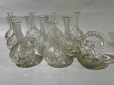 six vases en verre posés sur une table blanche