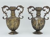 deux vases posés l'un à côté de l'autre sur une table