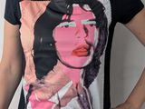 une femme qui porte un t-shirt sur lequel est imprimée la photo d'une femme