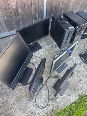 beaucoup de matériel informatique qui traîne par terre
