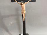 une statue de Jésus sur une croix posée sur une table