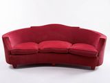 une image représentant un canapé rouge aux lignes courbes sur fond blanc
