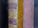un livre posé sur une étagère d'une bibliothèque