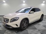 un SUV Mercedes GLA blanc garé sur un sol à damier