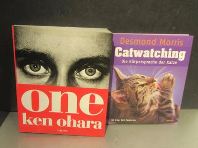deux livres posés l'un à côté de l'autre sur une table