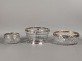 un ensemble de trois assiettes et tasses en métal argenté