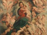 un tableau représentant une femme tenant un enfant dans ses bras, entourée d'anges