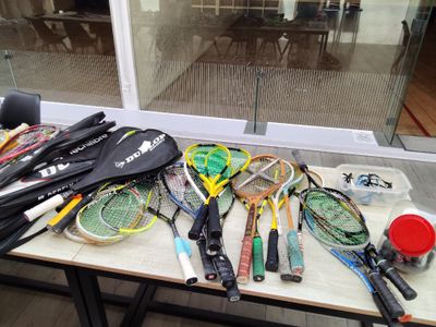 les nombreuses raquettes de tennis posées sur la table