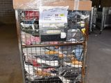 un chariot contenant de nombreux articles dans un entrepôt