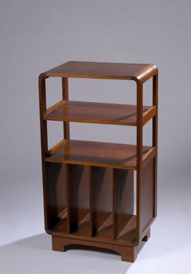 une photo d'une bibliothèque en bois surmontée de trois étagères