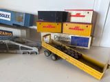 un camion et une voiture miniatures posés l'un à côté de l'autre