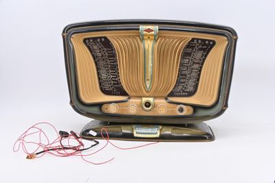 an old fashioned radio that is sitting on a stand