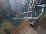 une tondeuse à gazon qui traîne dans un garage