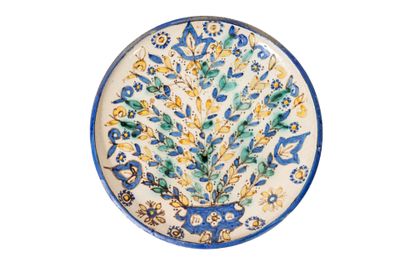 une assiette bleue et jaune ornée d'un motif floral