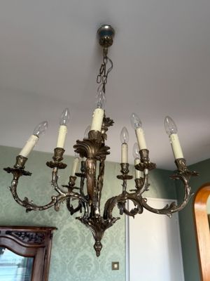 un lustre à cinq lumières suspendu au plafond