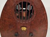 une radio à l'ancienne avec un boîtier en bois posée sur une surface blanche