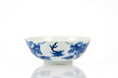 bol en porcelaine bleue et blanche orné d'un motif de dragon sur le côté