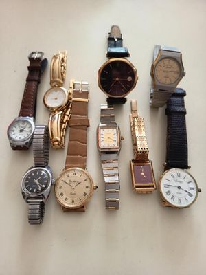 un grand nombre de montres posées sur une table