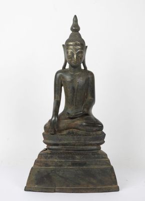 une statue en bronze représentant un Bouddha assis sur un socle