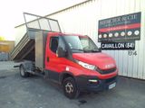 un camion rouge garé devant un bâtiment