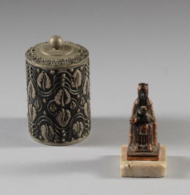 deux figurines en argent et en bronze, dont l'une représente un cheval et l'autre un cheval