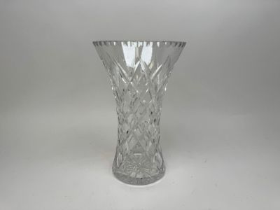 un vase en verre posé sur une table